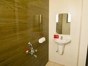 Habitación con 1 cama doble o 2 individuales | Baño | Artículos de higiene personal gratuitos y toallas