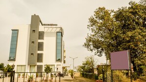 Ein modernes Gebäude mit flachem Dach, großen Fenstern und einem verschlossenen Eingang.