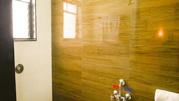 Habitació doble o amb dos llits individuals | Bany | Articles de tocador gratuïts i tovalloles