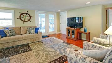 Cottage trung tâm thành phố, 5 phòng ngủ | Khu phòng khách | TV màn hình phẳng