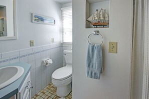 Kaupunkimökki, 5 makuuhuonetta | Kylpyhuone | Suihkun ja ammeen yhdistelmä, ilmaiset hygieniatuotteet, hiustenkuivaaja