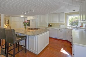 City Cottage, 5 Bedrooms | Private kitchen | Fridge, microwave, oven, stovetop - Woodbrook (Saugatuck)