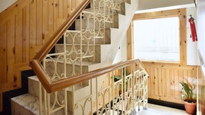 Eine Holztreppe mit weißen Geländern und Marmorstufen.
