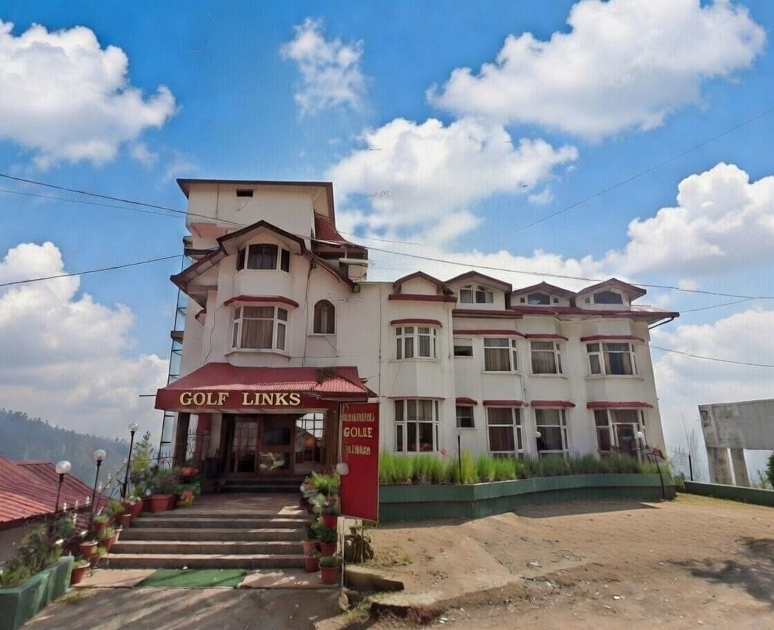 Un edificio con un letrero que dice "GOLF LINKS" y "GOLLE", indicando un establecimiento relacionado con el golf.