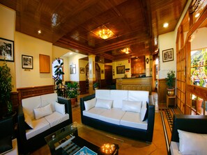 Lobby sitting area - Hotel Golf Links Resort - Mashobra  (Shimla)