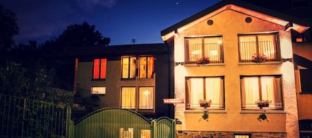 Fachada de la propiedad por la tarde o noche