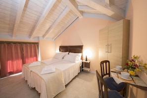 Una scrivania, ferro/asse da stiro, Wi-Fi gratuito, lenzuola