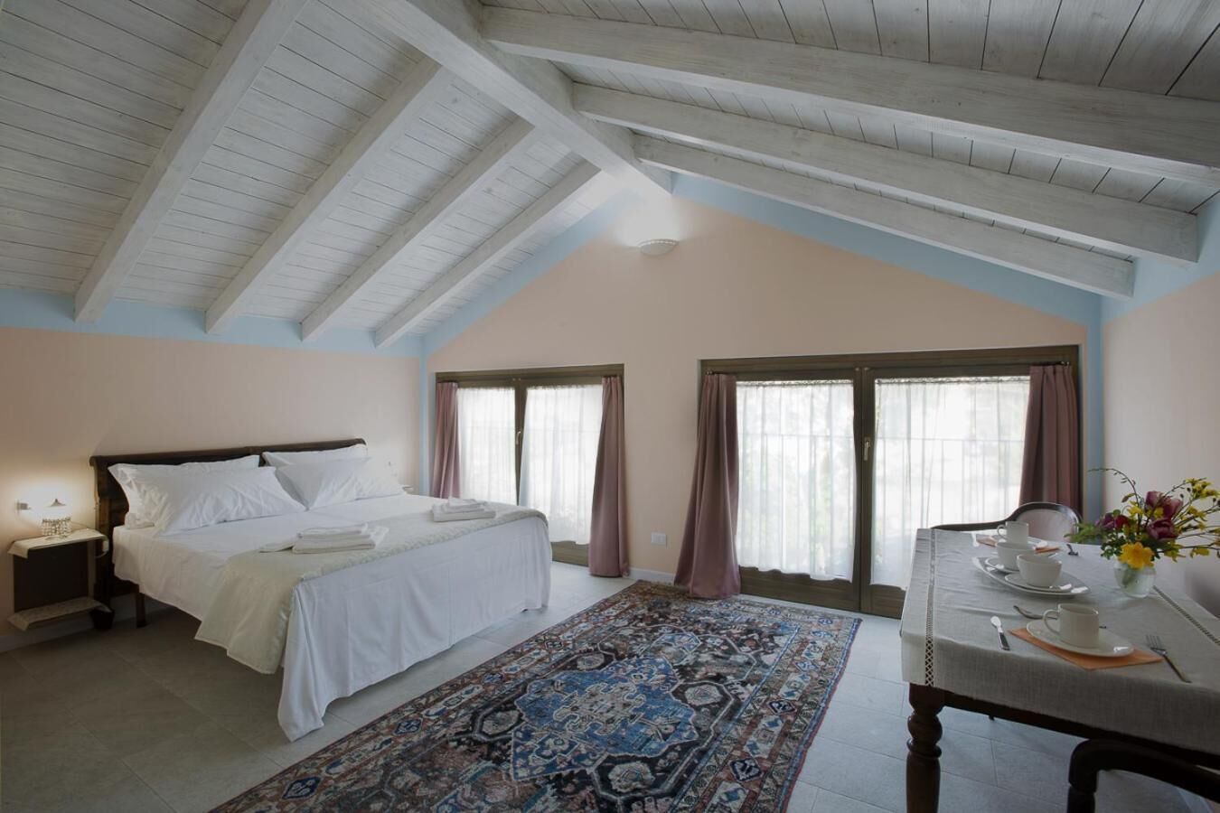 Escritorio, tabla de planchar con plancha, wifi gratis y ropa de cama