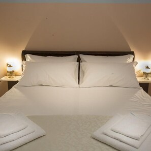 Economy Double Room | Desk, iron/ironing board, free WiFi, bed sheets - B e B Lambroriver (Merone)