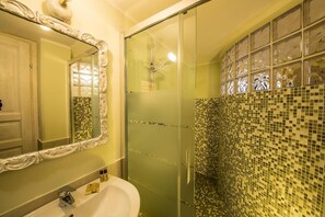Shower, free toiletries, hair dryer, bidet - B e B Lambroriver (Merone)