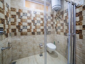Phòng đôi hoặc 2 giường đơn | Phòng tắm | Đồ dùng nhà tắm miễn phí, khăn tắm 
