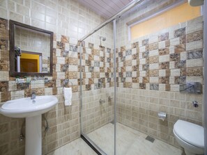 Double or Twin Room | Bathroom | Free toiletries, towels - OYO 5174 Hotel Pamposh (Srinagar)
