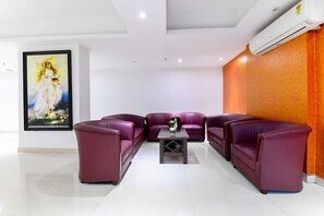 Reception - OYO Flagship 10051 Hotel Tyche Stays (Thiruvananthapuram)