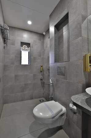 Habitación Deluxe | Baño | Amenidades de baño gratuitas y toallas 