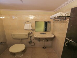 Habitación con 1 cama matrimonial o 2 individuales | Baño | Regadera, amenidades de baño gratuitas, toallas