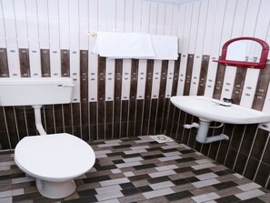 Habitación con 1 cama matrimonial o 2 individuales | Baño | Regadera, regadera tipo lluvia, amenidades de baño gratuitas, toallas