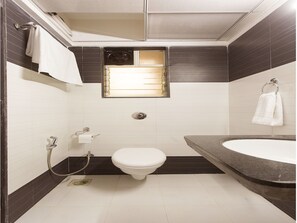 Habitación con 1 cama matrimonial o 2 individuales | Baño | Regadera, regadera tipo lluvia, amenidades de baño gratuitas, toallas