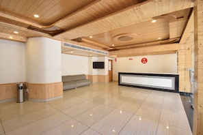 Lobby - OYO 11618 Sarthak Regency (Manali)
