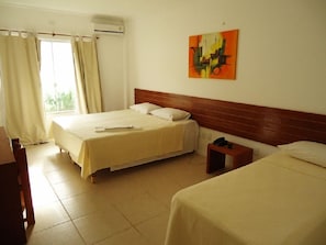 Minibar, desk, blackout curtains, iron/ironing board - Hotel Portal dos Ventos (Parnaíba)
