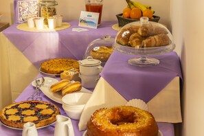 A breakfast buffet with various pastries, fruits, and beverages. - B&B Posidonia (Castellabate)