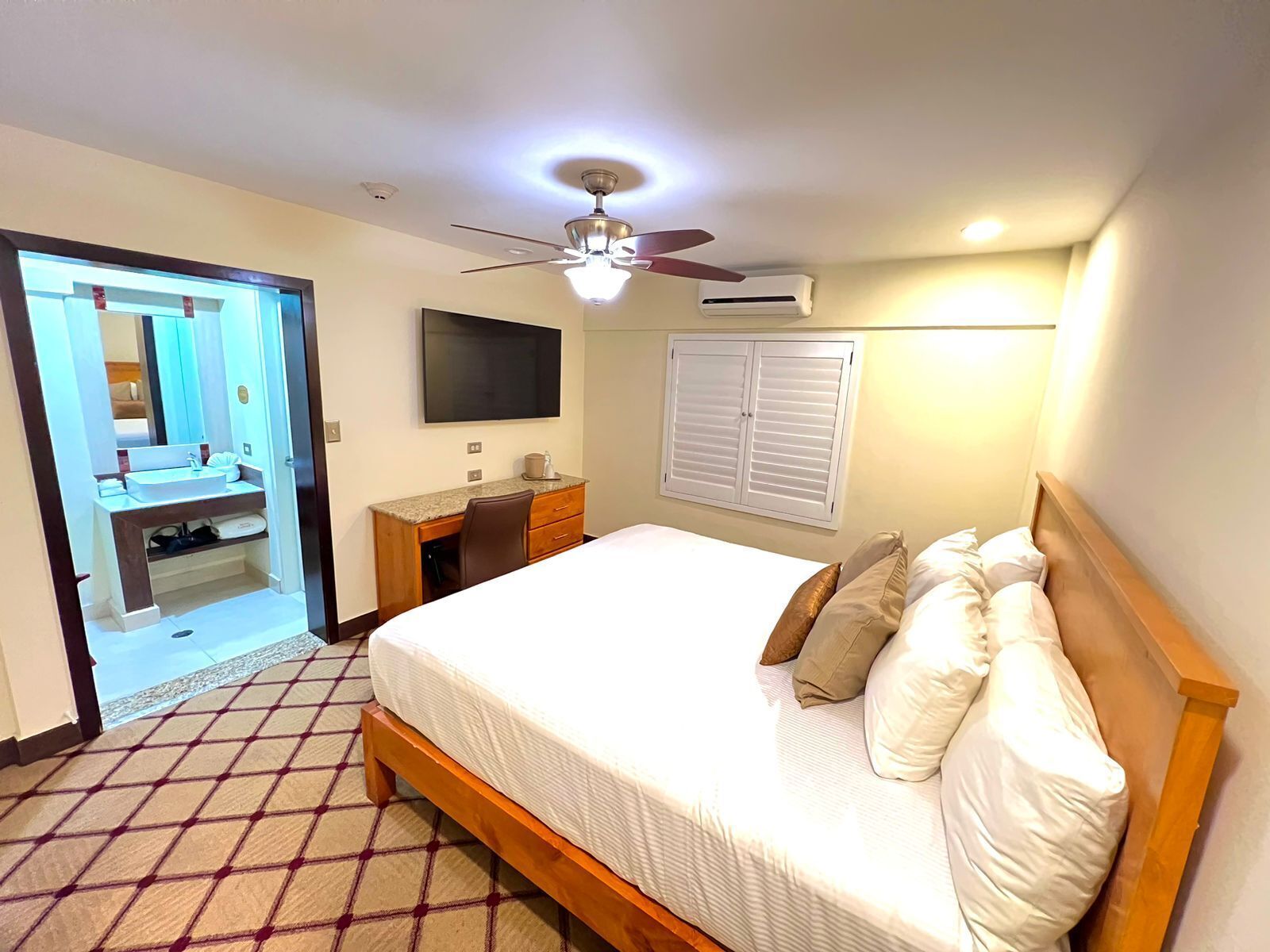 room, 1 bedroom | desk, laptop workspace, iron/ironing board, free wifi