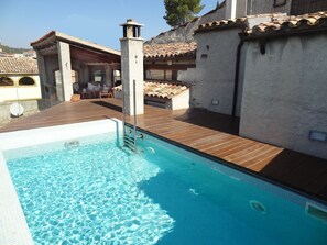 Piscine extérieure, chaises longues