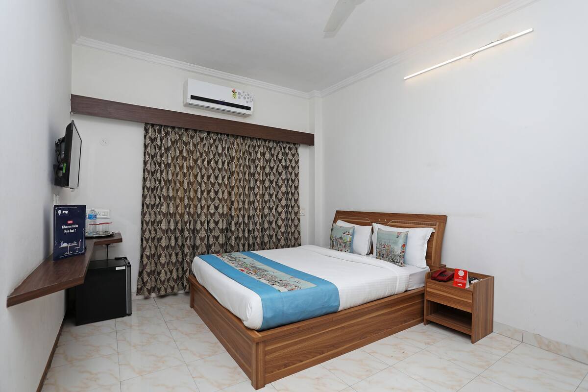 1 bedroom, bed sheets