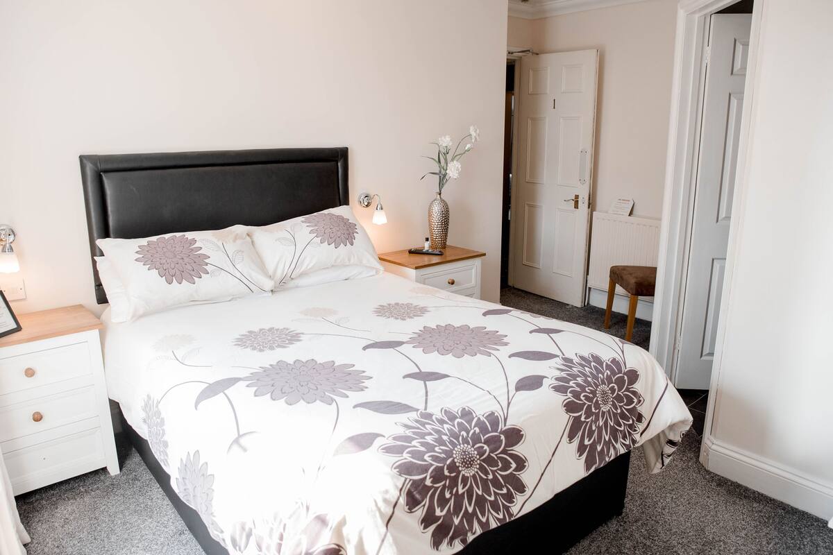 Double Room, Ensuite | Iron/ironing board, WiFi (free), bed sheets