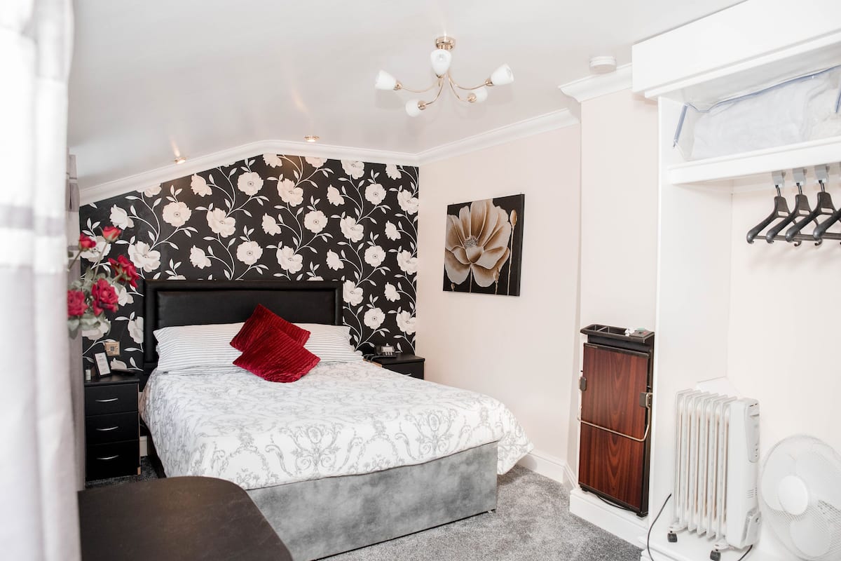 Superior Double Room, Ensuite | Iron/ironing board, WiFi (free), bed sheets