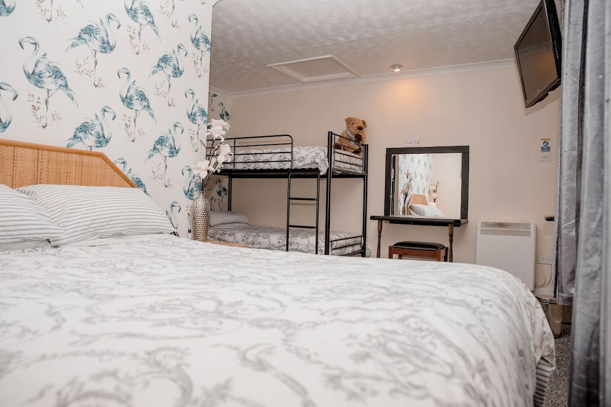 Quadruple Room, Ensuite | Iron/ironing board, WiFi (free), bed sheets