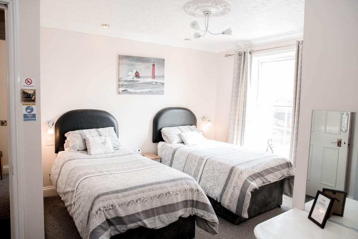 Twin Room, Ensuite | Iron/ironing board, WiFi (free), bed sheets