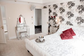 Habitación doble de lujo, baño en la habitación (Bridal Room) | Tabla de planchar con plancha, wifi gratis y ropa de cama