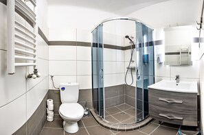 Dormitorio compartido estándar, dormitorio mixto (Negyagyas) | Tabla de planchar con plancha, wifi gratis y ropa de cama 
