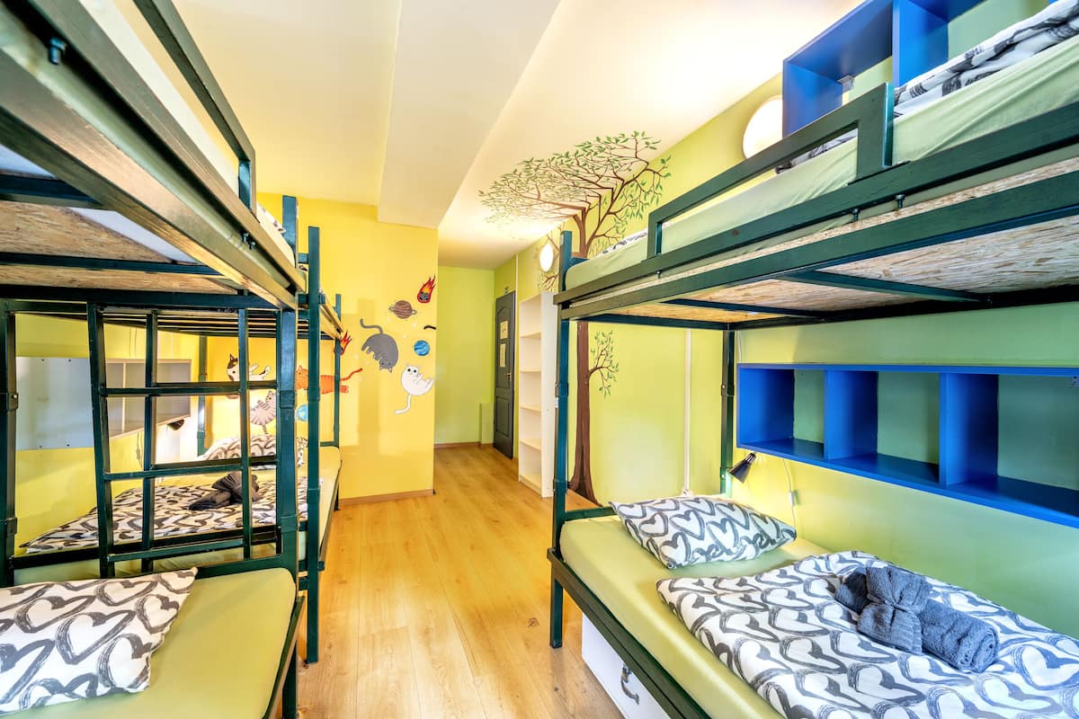 Dormitorio condiviso Standard, dormitorio misto (Nyolcagyas) | Ferro/asse da stiro, Wi-Fi gratuito, lenzuola