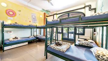 Dormitorio compartido estándar, dormitorio mixto (Nyolcagyas) | Tabla de planchar con plancha, wifi gratis y ropa de cama