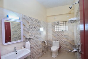 Chambre Standard double | Salle de bain | Baignoire profonde, douche cascade, articles de toilette (gratuits)
