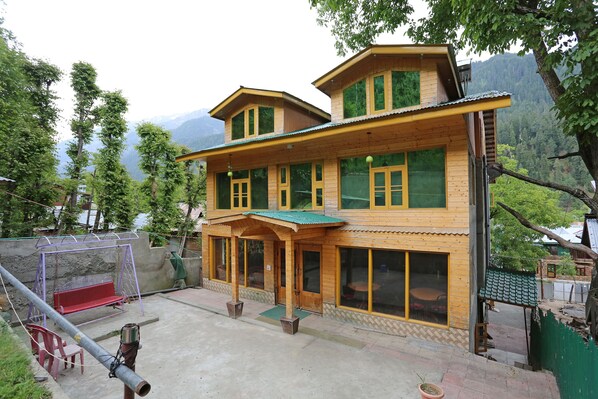 hotel tourist palace pahalgam contact number