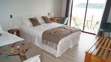 Standard Triple Room | Desk, iron/ironing board, bed sheets, wheelchair access