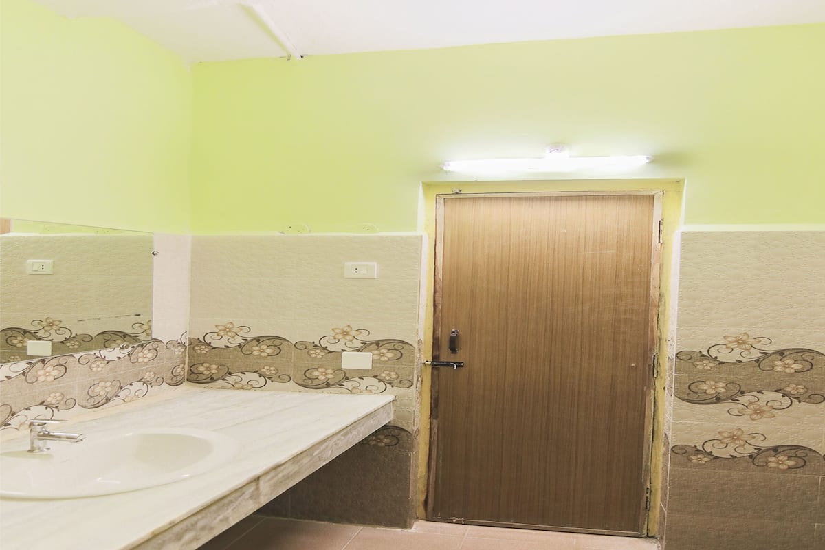 double or twin room | bathroom | shower, rainfall showerhead, free toiletries, towels