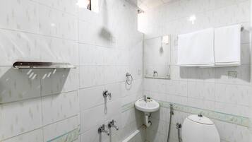 Doppel- oder Zweibettzimmer | Badezimmer | Kostenlose Toilettenartikel, Handtücher