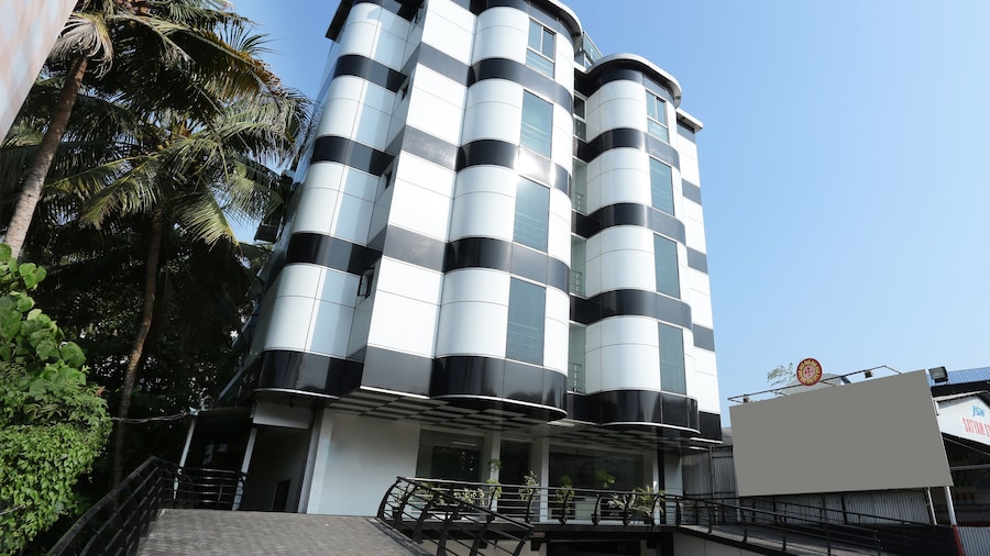 Capital O 10611 Hotel Malabar Illam