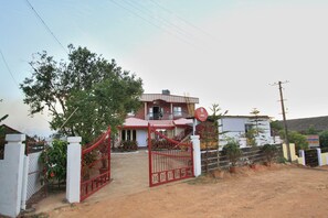 Front of property - OYO 11425 Home Peaceful Stay Madikeri (Madikeri)