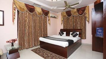 Double or Twin Room | Desk, free WiFi, bed sheets