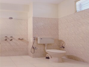 Camera con letto matrimoniale o 2 letti singoli | Bagno | Set di cortesia gratuito, asciugamani