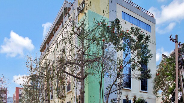Un edificio de varios pisos con balcones, ventanas amplias y una combinación de estilos arquitectónicos.
