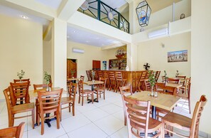 Café da manhã, almoço e jantar; local e internacional 