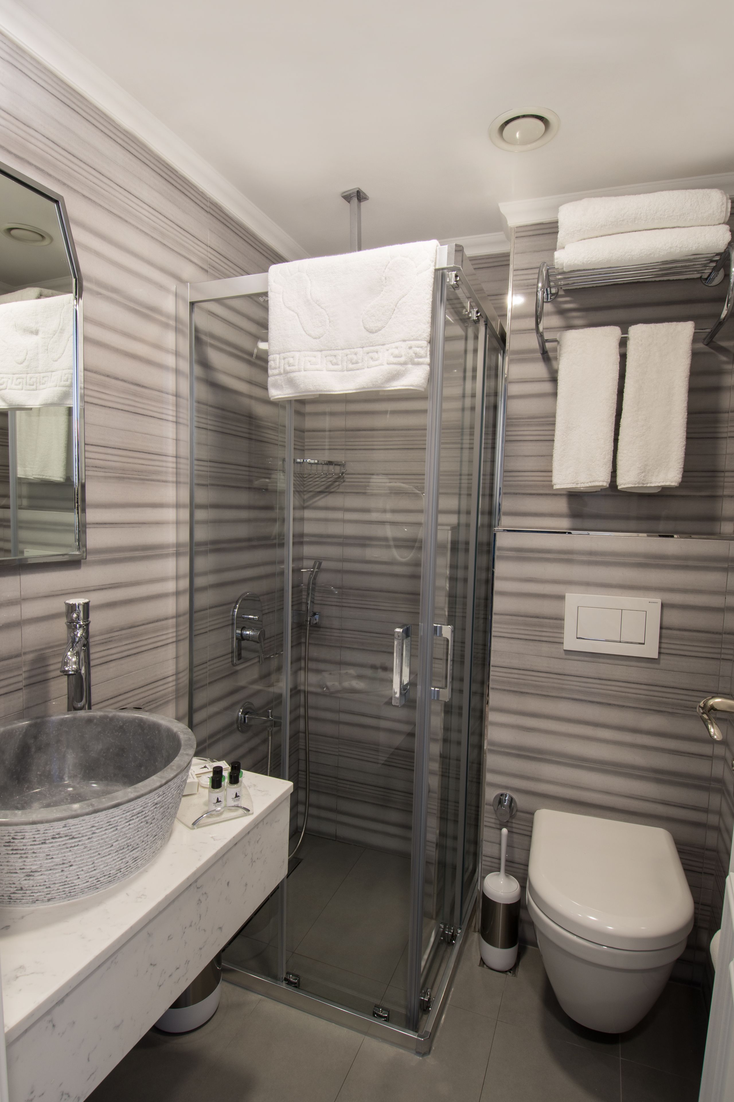 superior single room, 1 bedroom, non smoking, city view | bathroom | shower, rainfall showerhead, designer toiletries, hair dryer