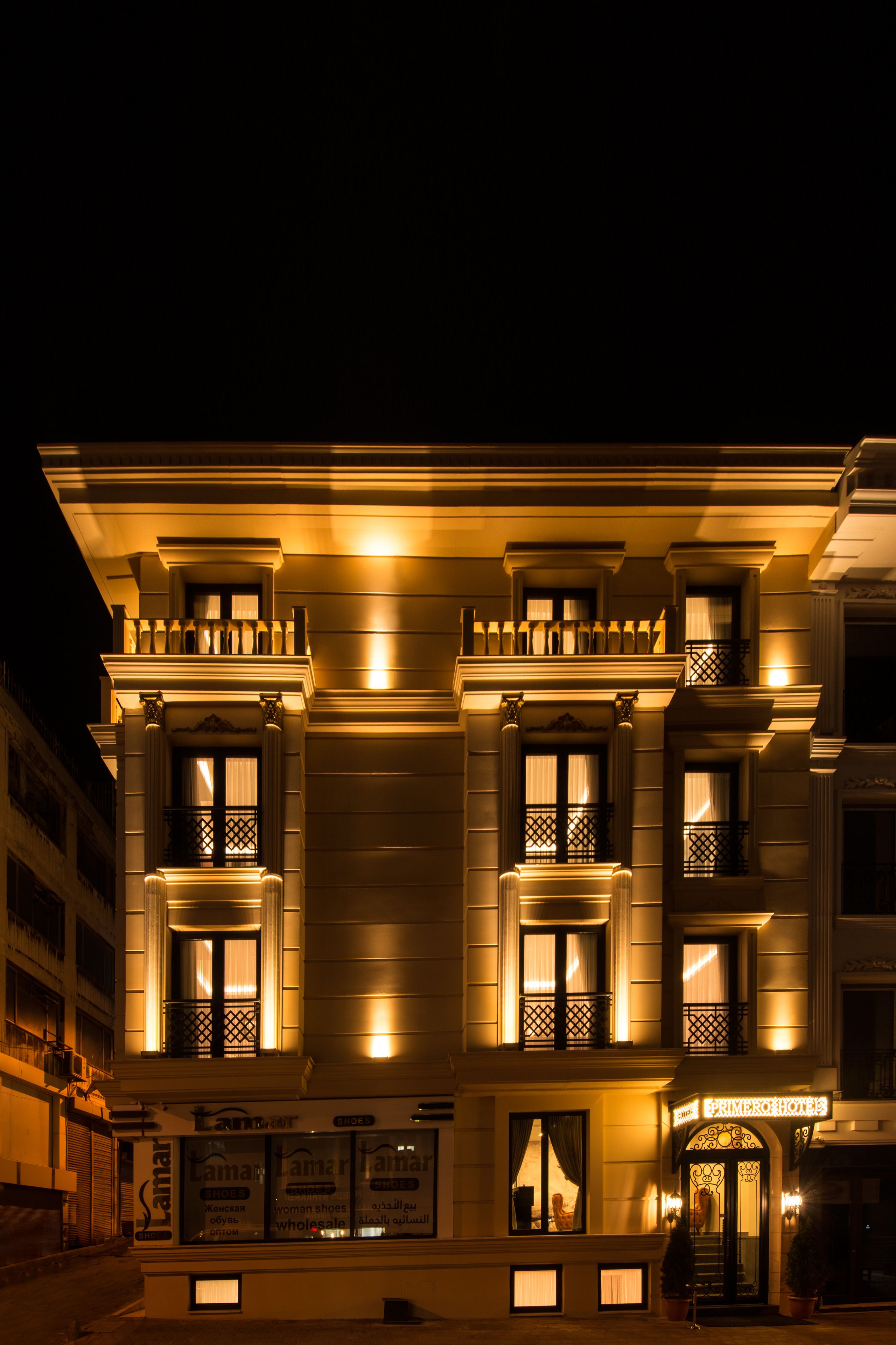 Depan hartanah - siang/malam