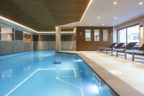 Piscina coperta, con ingresso dalle 10:00 alle 19:30, lettini