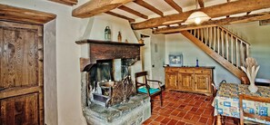 Apartamento, 2 habitaciones | Zona de estar | Una televisión de pantalla plana, una chimenea